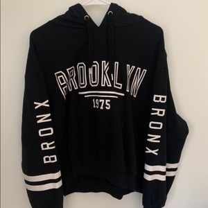 BROOKLYN SLIGHTLY CROPPED SWEATSHIRT